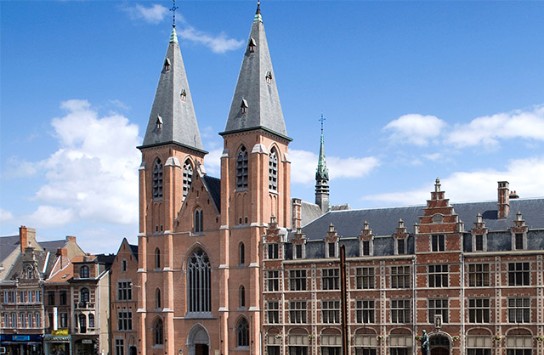 De Sint-Pieters- en Paulusabdij waar twee torens de ingang van de Abdijkerk sieren.